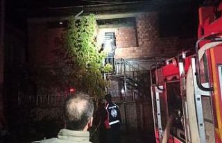 Binanın çatısı alev alev yandı