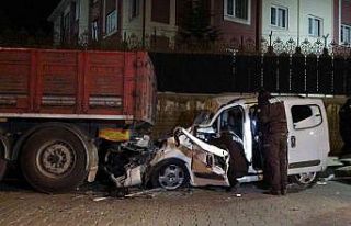 Bingöl’de araç park halindeki tıra arkadan çarptı:...