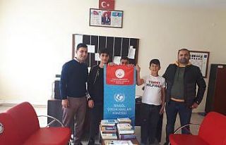 Bingöl’de köy okuluna kitap bağışı yapıldı