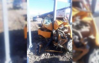 Bingöl’de otomobil levhaya ok gibi saplandı