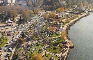 Binlerce vatandaş aynı mangalda hamsi pişirdi