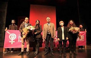 “Biz kadınlar” oyunu kadınlar için sahne aldı