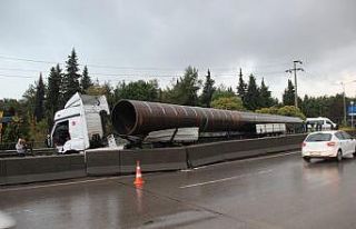 Boru yüklü tır bariyerlere çarptı, sürücü...