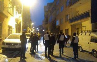 Boşanma aşamasındaki eşinin evini silahla bastı,...