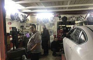 Bozüyük’te oto lastikçilerin kış lastiği yoğunluğu