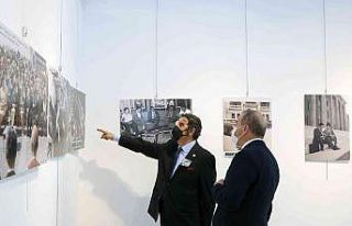 Bülent Ecevit Çankaya’da fotoğraf sergisinde...