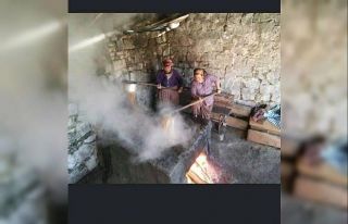 Burhaniye’de üzüm pekmezleri hazırlandı