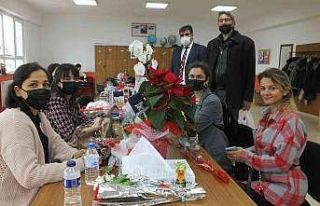 Burhaniyeli muhtardan öğretmenlere çiçek