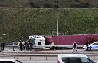 Bursa-Ankara otobanında virajı alamayan TIR devrildi