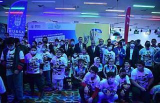 Bursa’da özel çocuklar bowlingle eğlendi