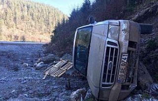 Buzlanan yolda kayan kamyon şarampole yuvarlandı:...