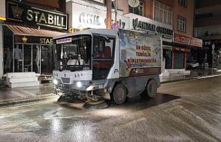 Cadde ve sokaklar sabunlu suyla yıkanıyor