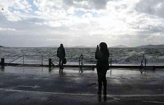 Caddebostan Sahili’nde dalgalar metrelerce yükseldi,...