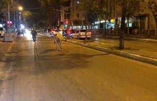 Caddede başıboş dolaşan at, trafiği tehlikeye...