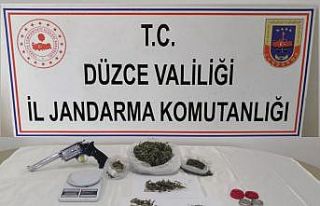 Çadırda özel düzenekle uyuşturucu yetiştiren...
