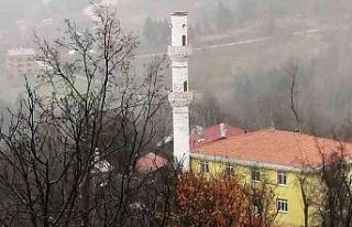 Cami minaresi fırtınaya dayanamadı