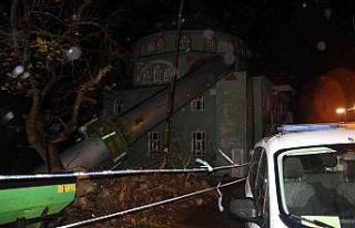 Cami minaresi şiddetli lodosa dayanamadı