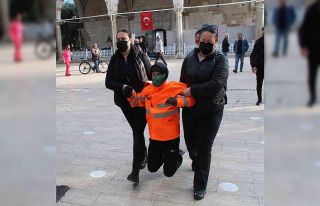 Camide uygunsuz hareketlerde bulunan Rus kadın, polis...