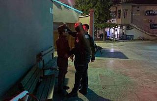 Camiye giren hırsız kovalamacayla yakalandı, üzerinden...