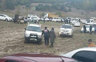 Çamura saplanan araçları kurtarma seferberliği