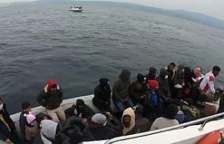 Çanakkale açıklarında 40 düzensiz göçmen kurtarıldı