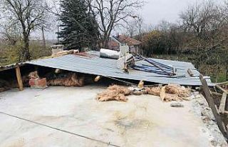Çanakkale’de fırtına bir evin çatısını uçurdu