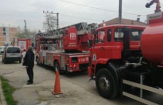 Çatı katında yakılan çöpler ekipleri harekete...