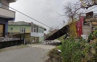 Çatılar uçtu, elektrik telleri koptu