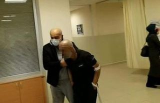 Cayır cayır yanan evine odun atan adam şaşırttı