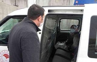 Cenaze törenine katılan korona virüslü kadın...