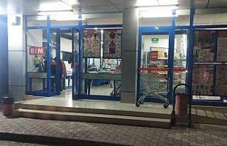Cerrahi maskeli silahlı soyguncu marketten 2 bin...
