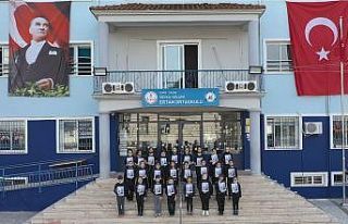Çeşmeli 515 öğrenciden Atatürk imzalı koreografi