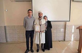 Cezaevinde hafız oldu