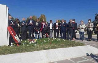 CHP, Bülent Ecevit’i ölüm yıl dönümünde kabri...