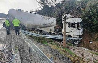 Çimento mikser kamyonu yoldan çıktı: 1 yaralı