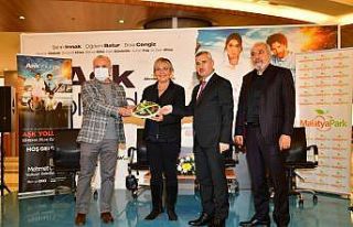 Çınar, ‘aşk yolunda’ filminin oyuncuları ile...