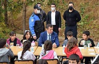 Cizre’de öğrenciler önce polis araçlarını...