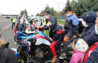 Çocuk evlerinde kalan öğrencilere jandarma gezisi