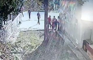 Çocukların kavgası, anne ve oğulun tekme tokat...