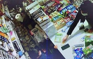 Çok konuşarak, bakkalın kasasında duran küçük...