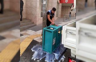 Çöp konteynerleri sabunlu suyla yıkanıyor