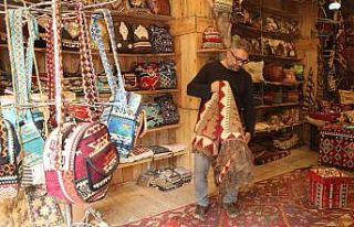Çöpten topladığı kilim parçalarını dönüştürerek...