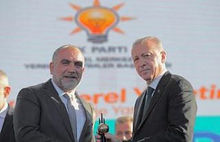 Cumhurbaşkanı’nın elinden ödül alan Başkan...