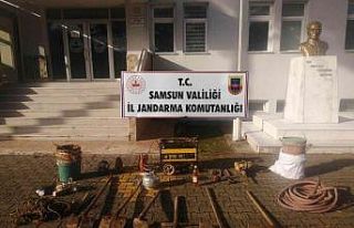 Define ararken kazdıkları kuyuda jandarmaya yakalandılar