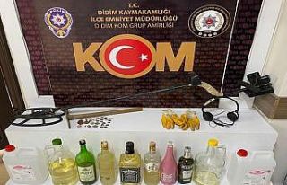 Define ararken suçüstü yakalandı