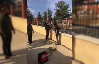 Demir parmaklıklara sıkışan köpek itfaiye ekiplerince...