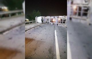 Demir yüklü tır devrildi, şoför hayatını kaybetti