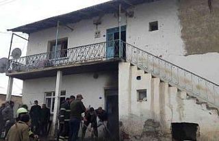 Demirözü’nde 2 katlı müstakil ev yandı