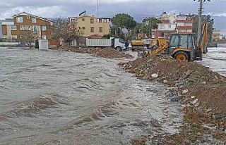 Denizin taşmasını önlemek için adeta baraj yaptılar