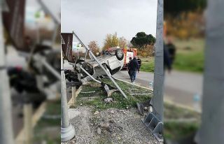 Denizli’de taklalardan atan otomobilde 2 kişi yaralandı